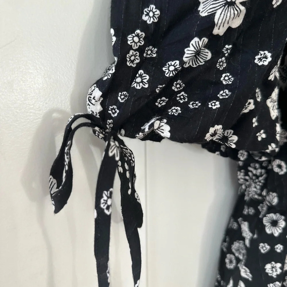 Walter Baker floral black and white blouse with cute tie sleeves - Picture 2 of 6